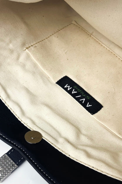 Černá kabelka z rostlinné kůže