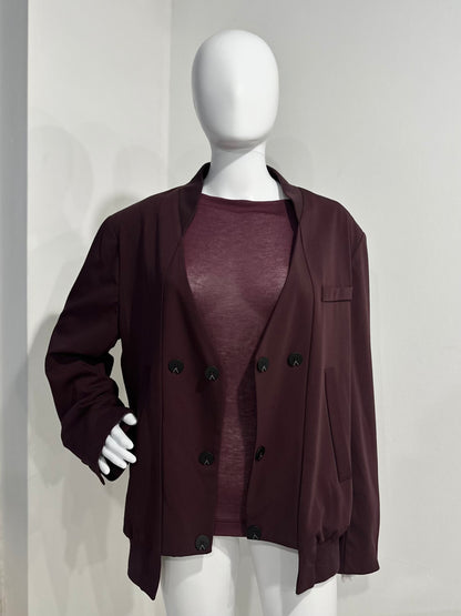 Vínový bomber s detailem knoflíků