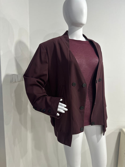 Vínový bomber s detailem knoflíků