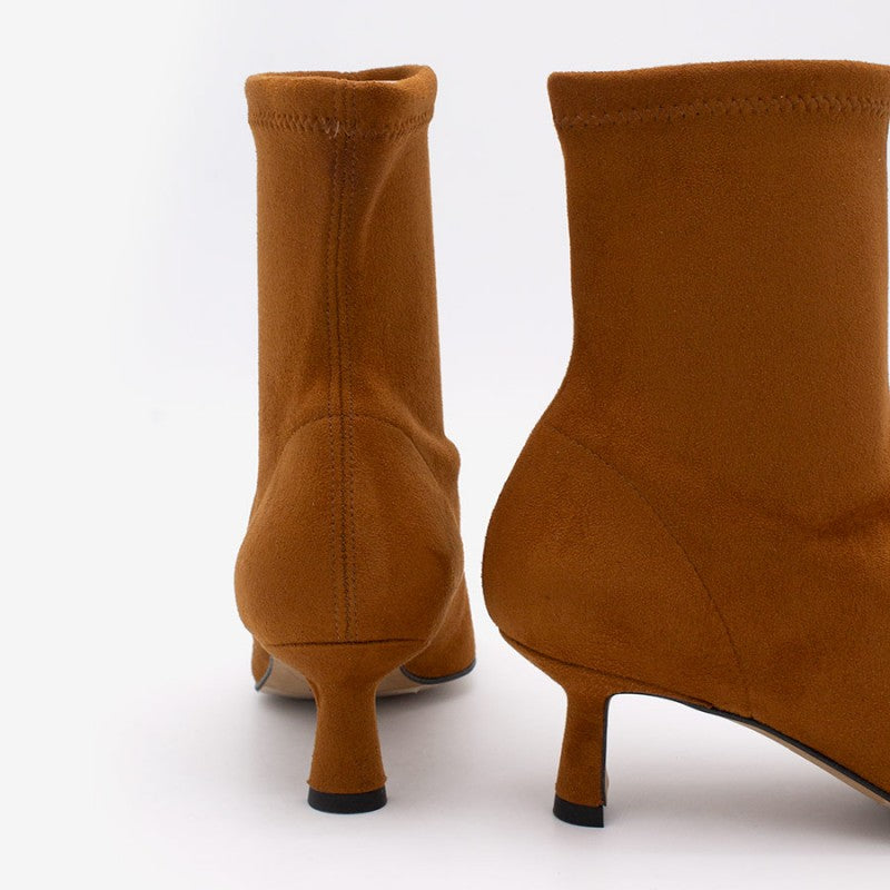 Hnědé kotníkové elastické boty na nízkém podpatku