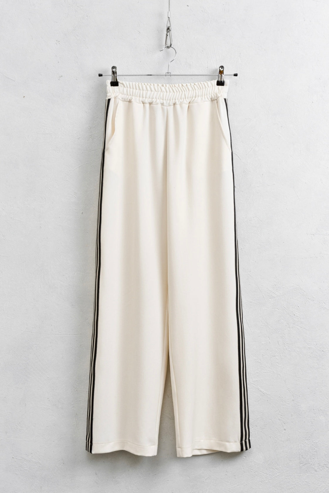 Krémové kalhoty s černými pruhy