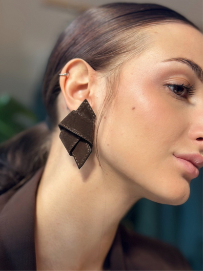 Stříbrné kožené náušnice - uzel