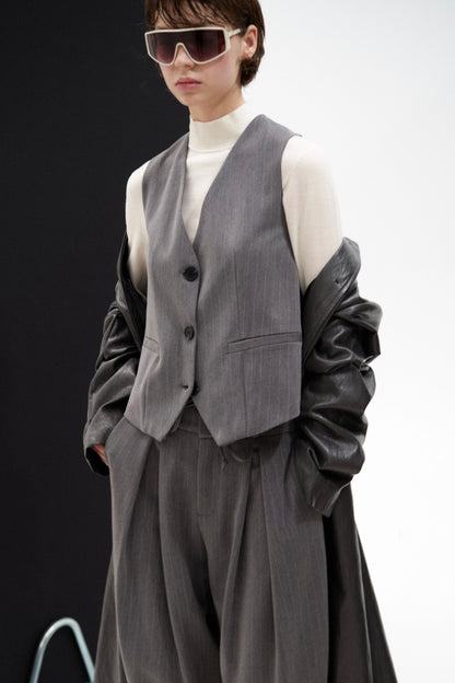 Šedá kostýmová vesta s pruhem