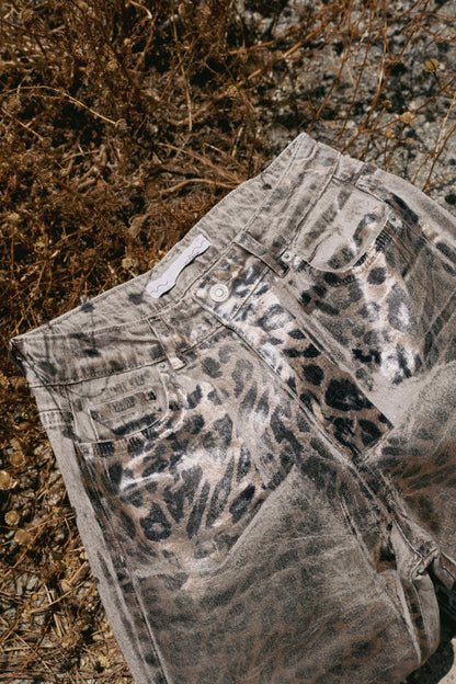 Džíny leopardím vzorem a metalickým efektem