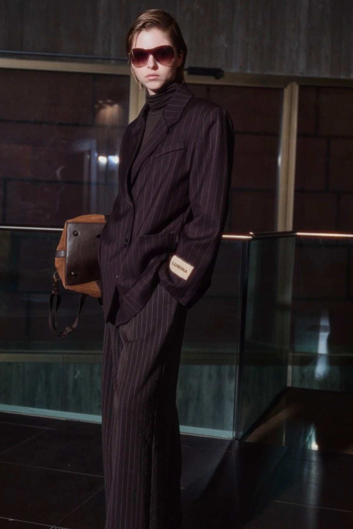 Hnědý blazer s pruhem