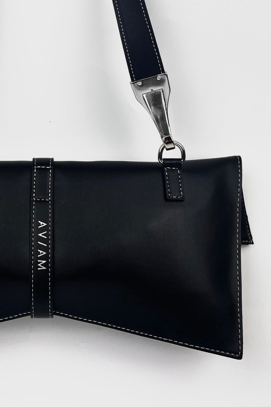 Černá kabelka z rostlinné kůže