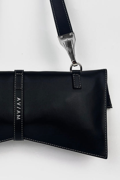 Černá kabelka z rostlinné kůže