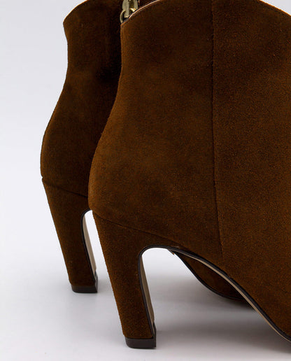 Hnědé semišové kotníkové kotníkové kozačky na podpatku