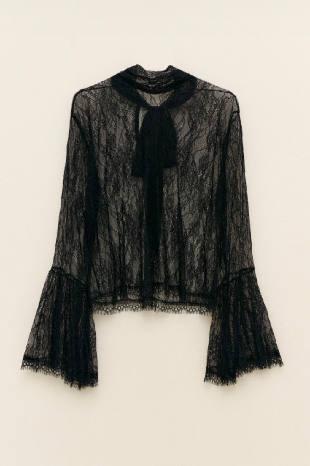 Černý krajkový top se zvonovými rukávy