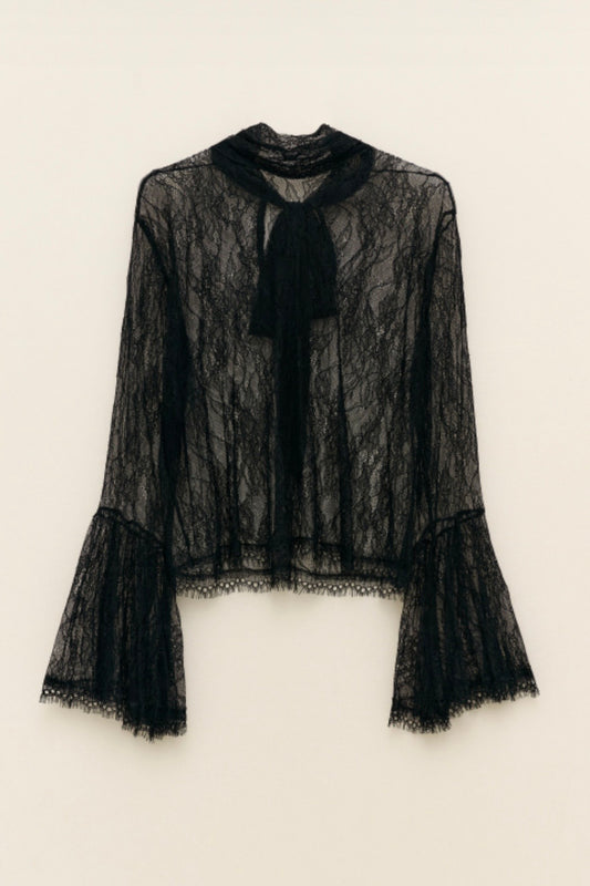 Černý krajkový top se zvonovými rukávy