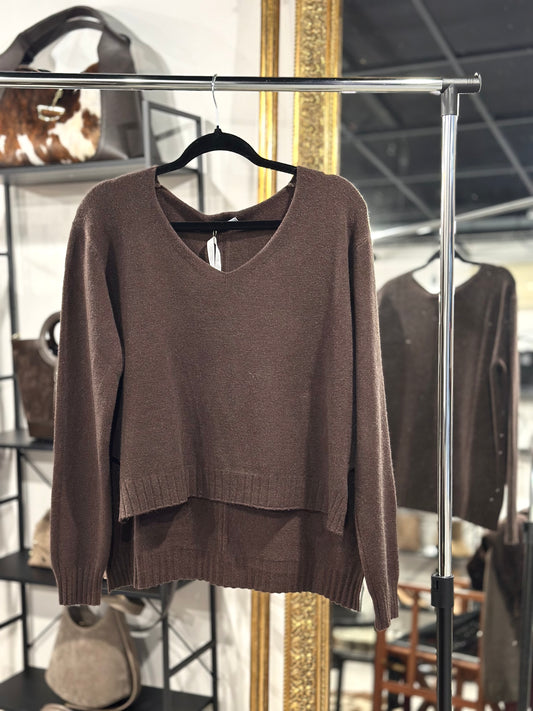 Viskózový hnědý svetr do V