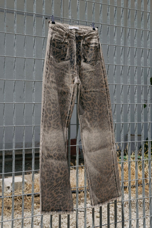 Džíny leopardím vzorem a metalickým efektem