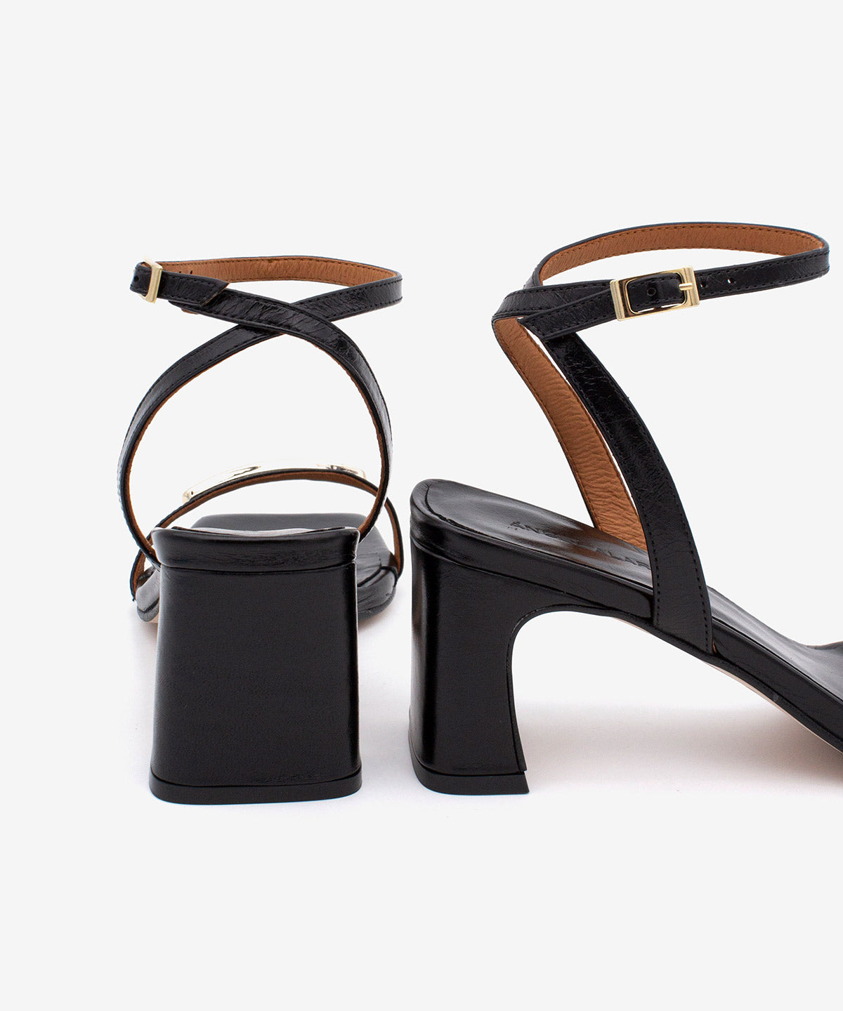 Černé boty se zlatým detailem