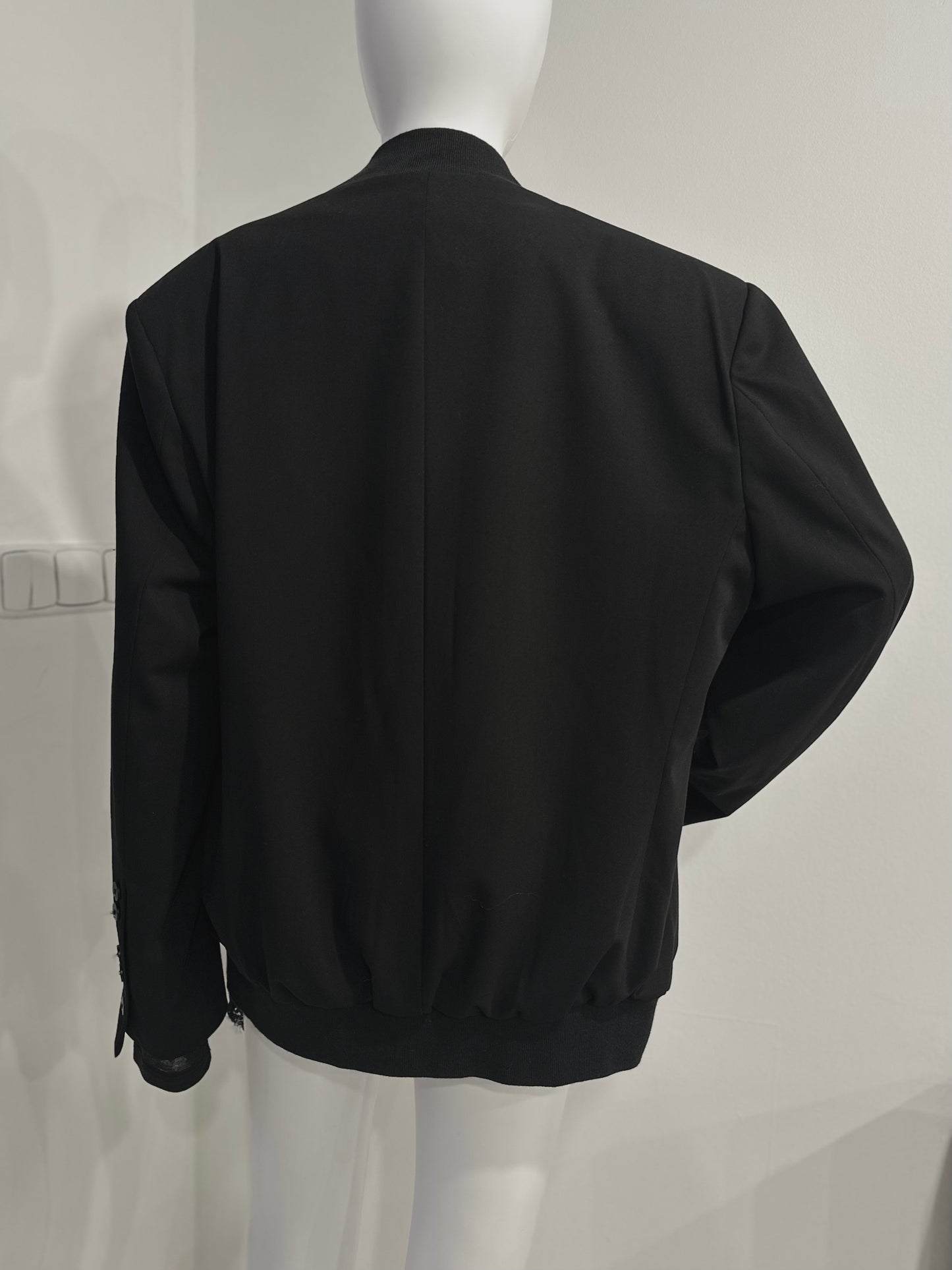 Černý bomber s detailem knoflíků