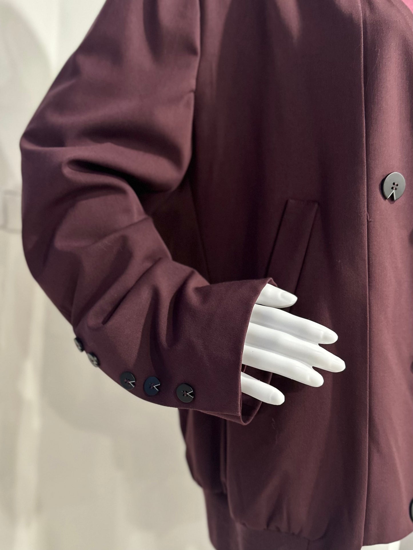 Vínový bomber s detailem knoflíků
