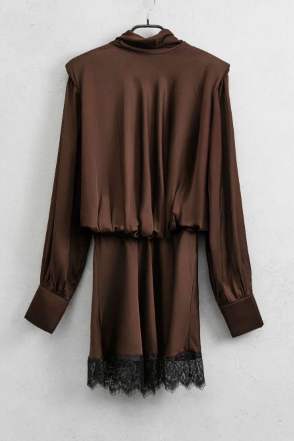 Hnědé mini šaty s krajkou