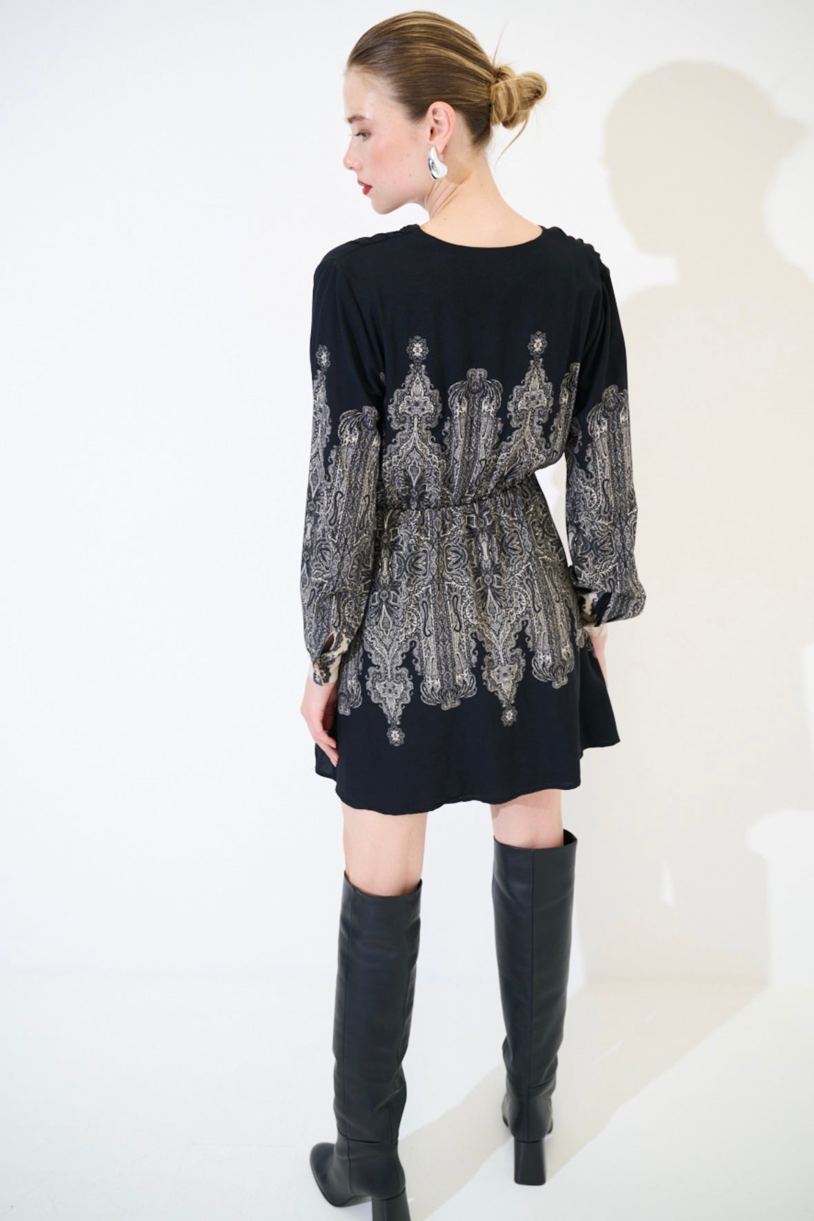 Černobílé šaty ze 100% viskózy