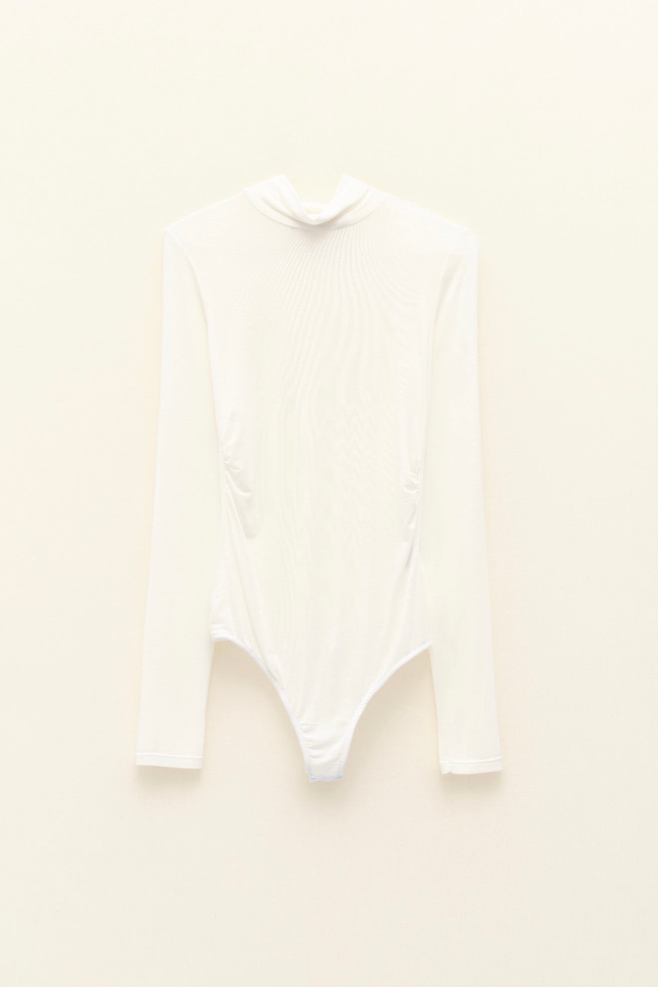 Bílé viskózové body s hedvábím