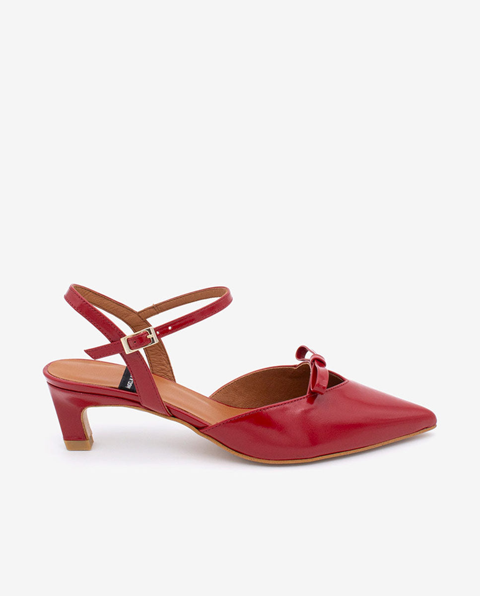 Červené lakované boty na nízkém podpatku s mašličkou