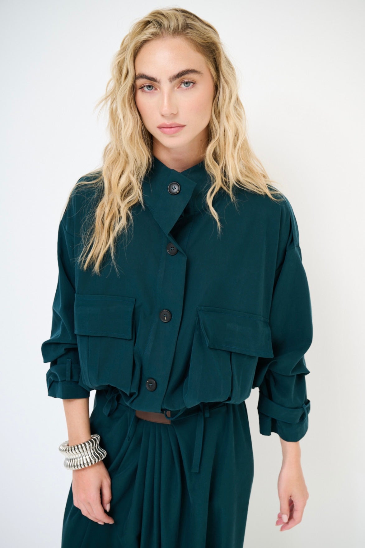 Smaragdová lehká viskózová bundička