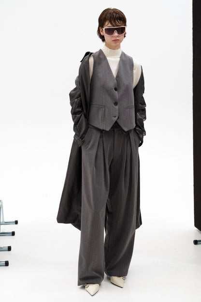 Šedá kostýmová vesta s pruhem