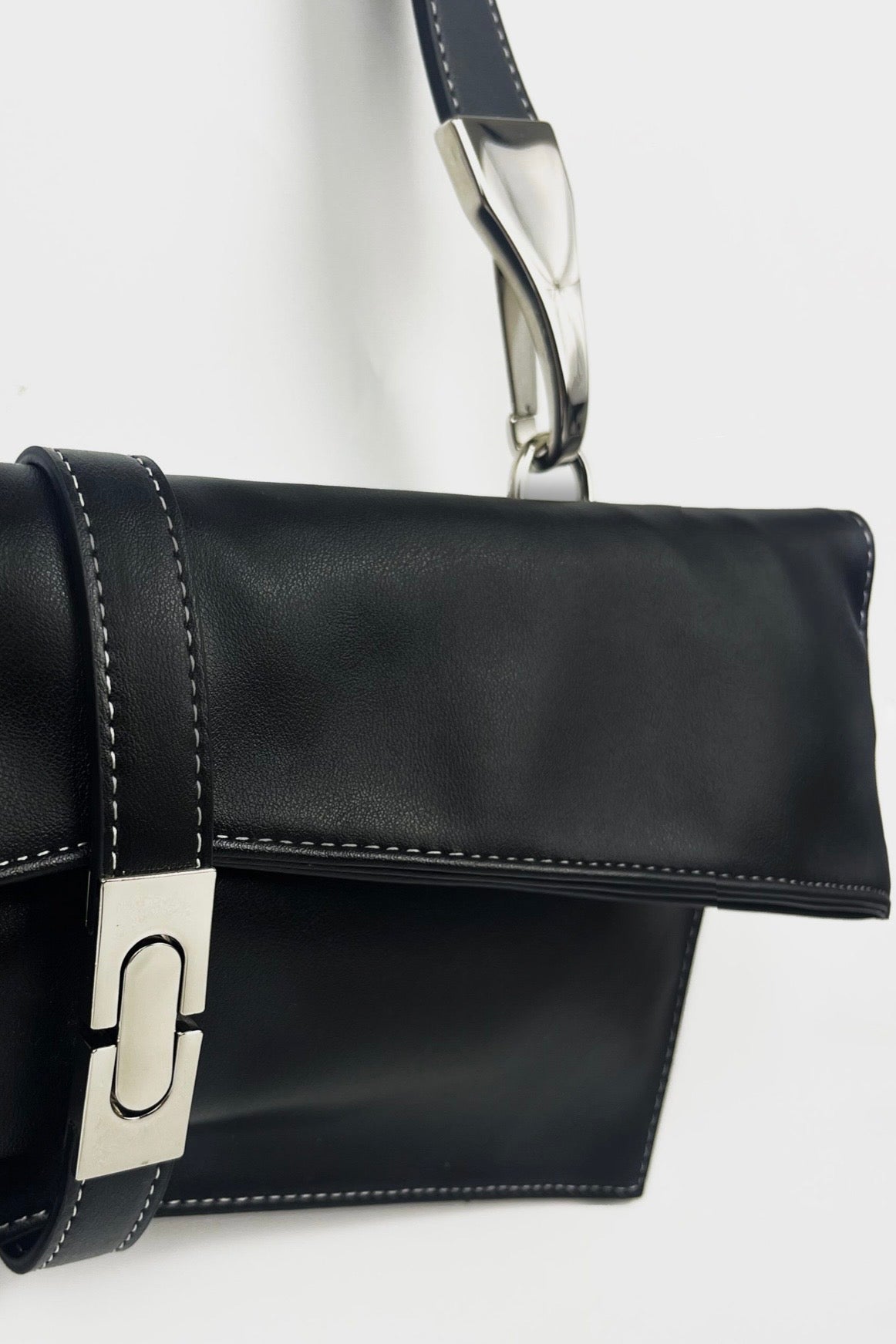 Černá kabelka z rostlinné kůže