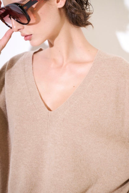 Béžový svetr do V s vysokým podílem vlny