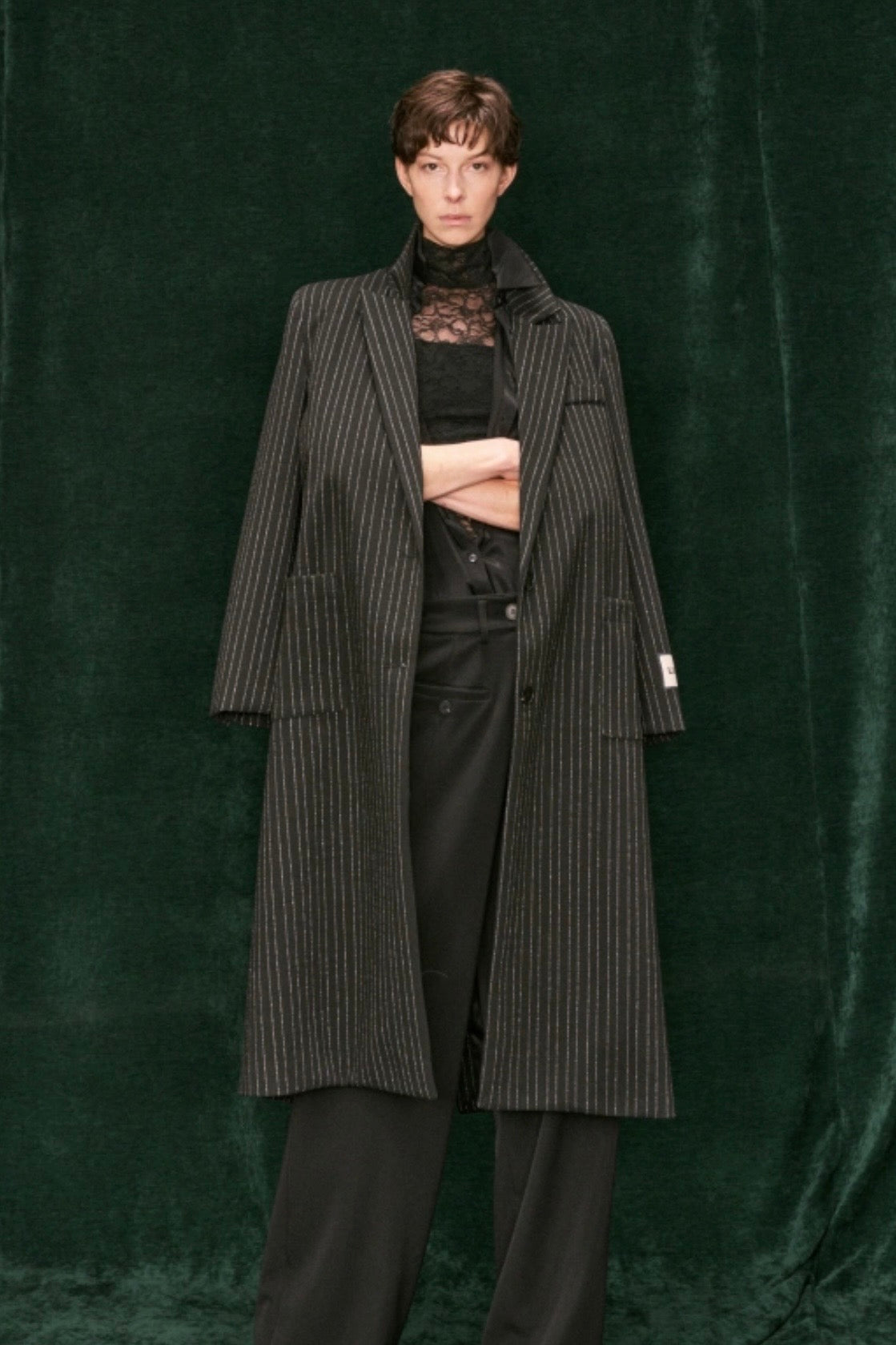 Černý oversized kabát s pruhy