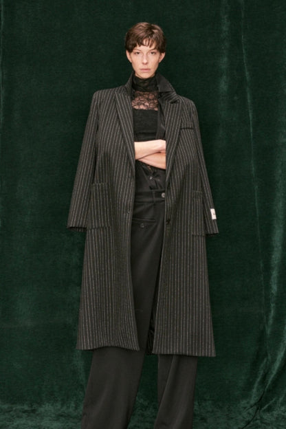 Černý oversized kabát s pruhy