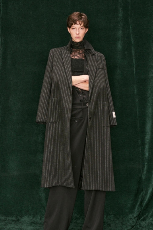 Černý oversized kabát s pruhy