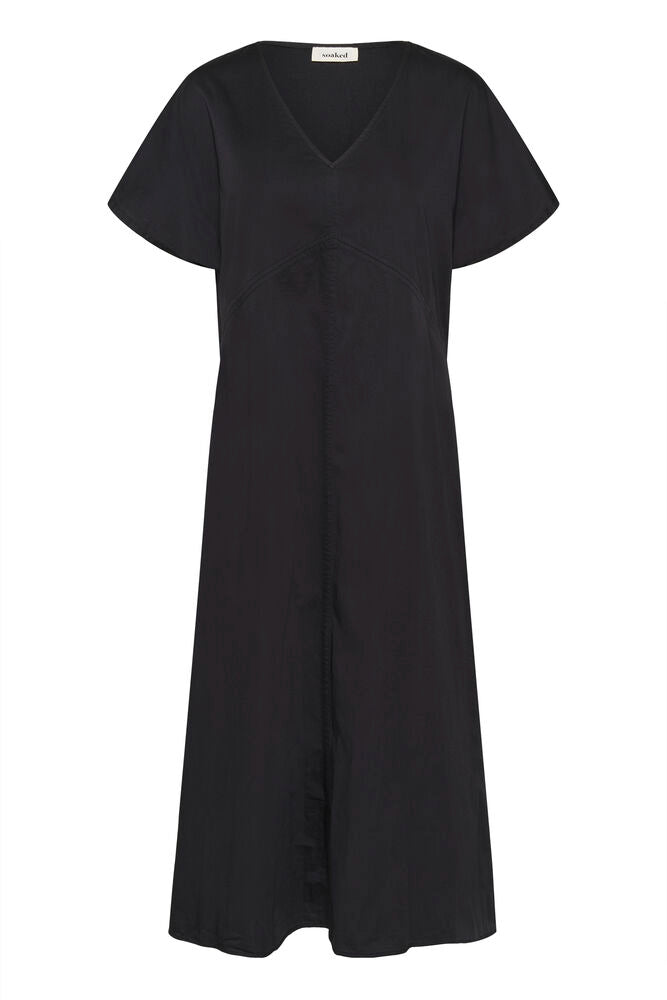 Minimalistické černé šaty