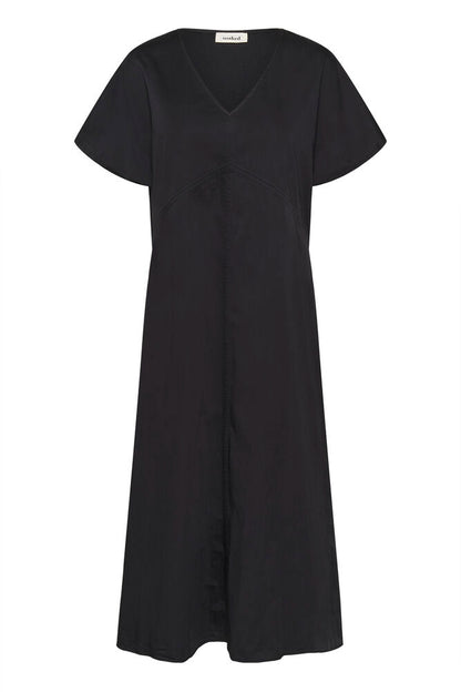 Minimalistické černé šaty
