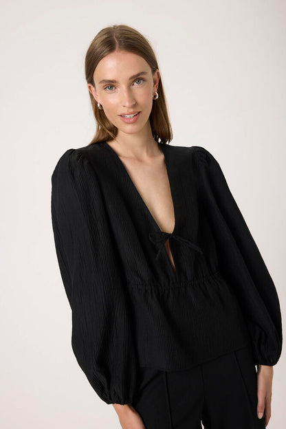 Černá halenka se stažením v pase