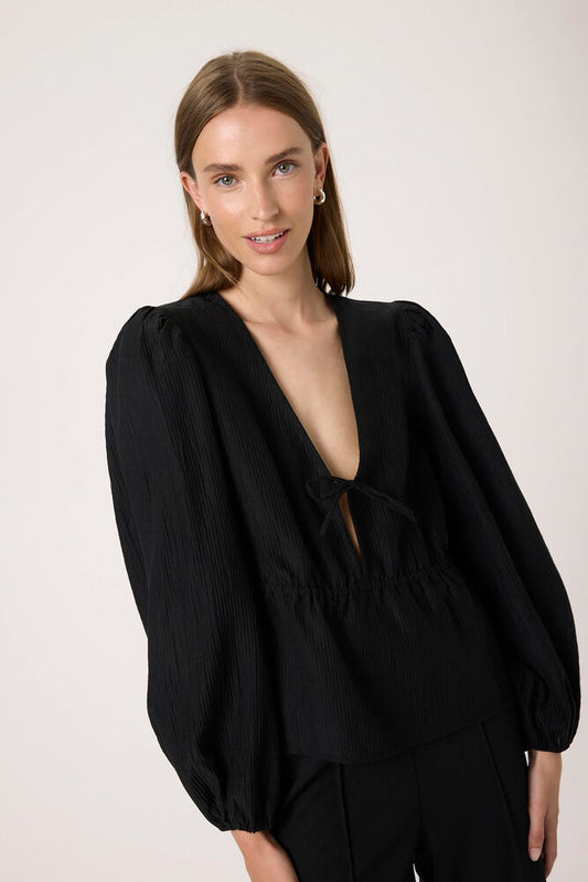 Černá halenka se stažením v pase