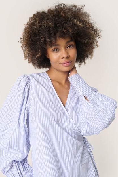 Modrá pruhovaná zavinovací halenka