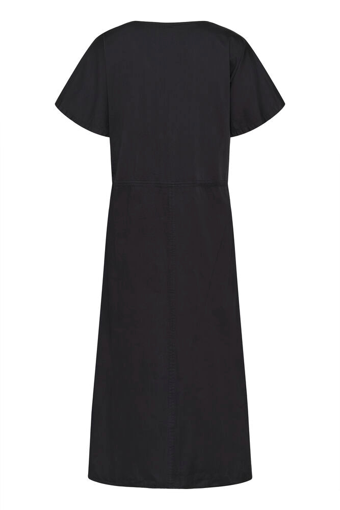 Minimalistické černé šaty