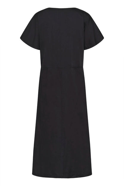 Minimalistické černé šaty