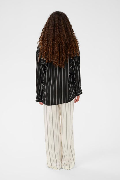 Černá košile s pruhy