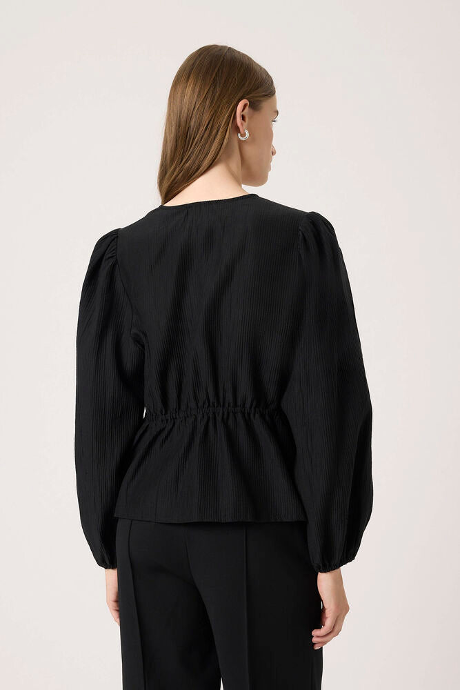 Černá halenka se stažením v pase