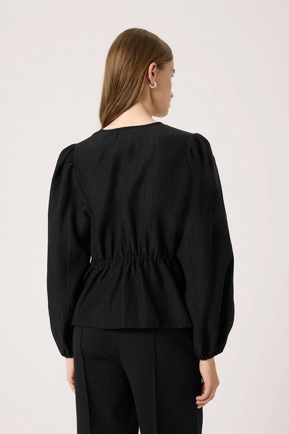 Černá halenka se stažením v pase