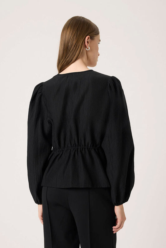 Černá halenka se stažením v pase