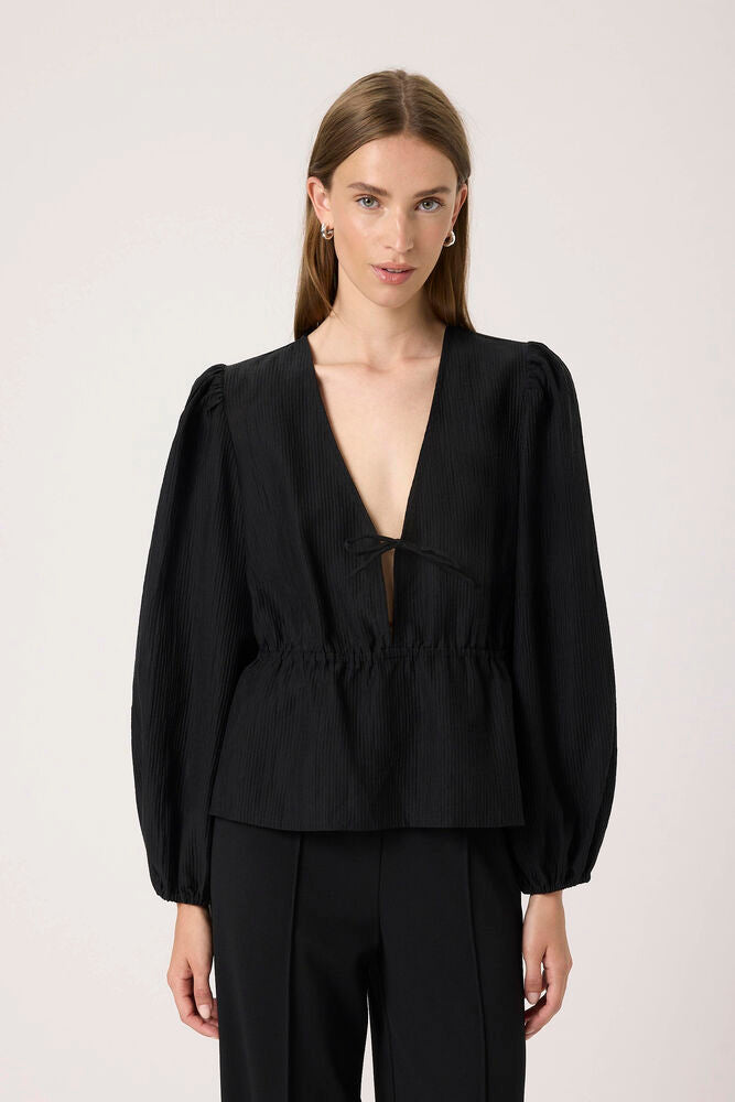 Černá halenka se stažením v pase