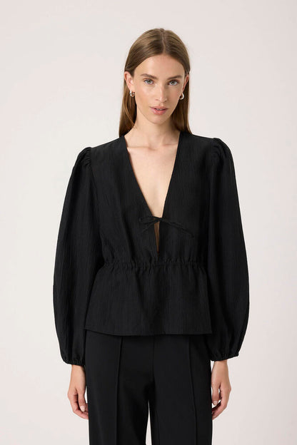 Černá halenka se stažením v pase