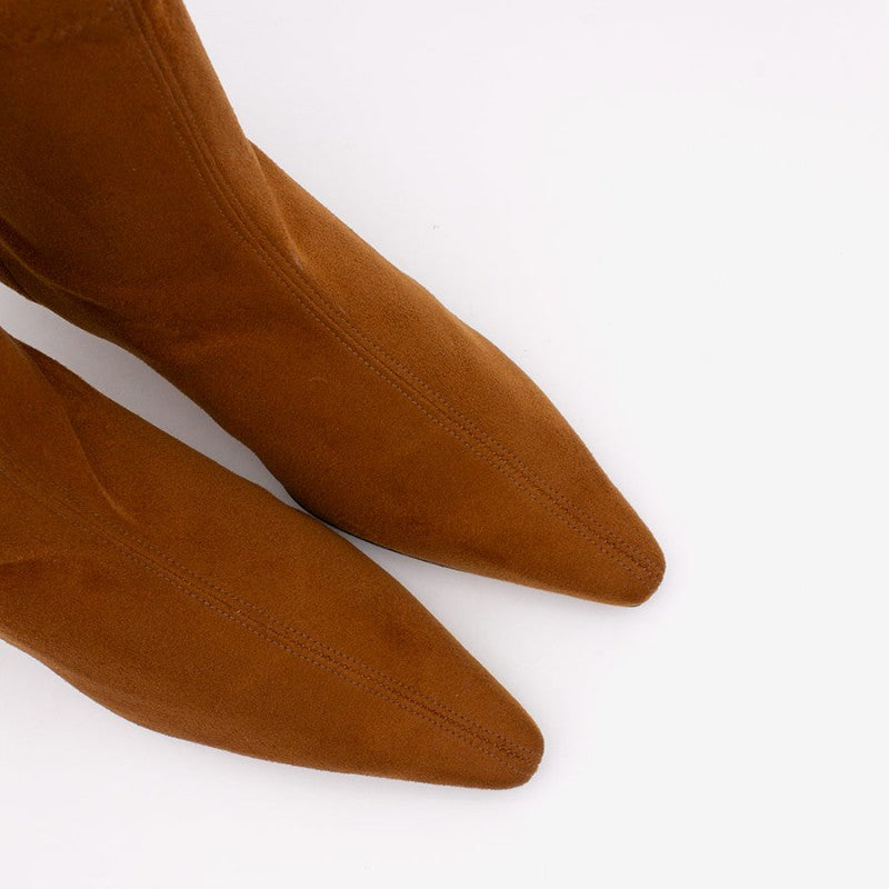 Hnědé kotníkové elastické boty na nízkém podpatku