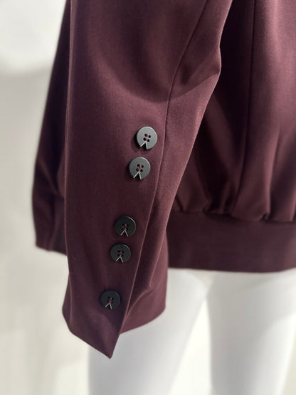 Vínový bomber s detailem knoflíků