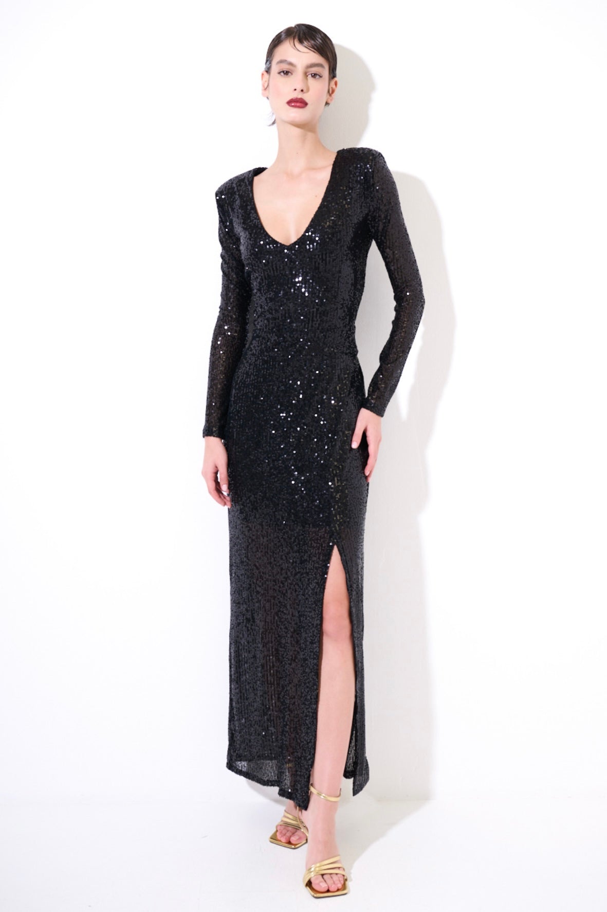 Maxi černé flitrové šaty s rozparkem