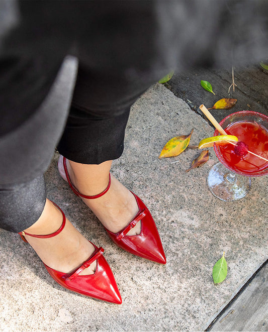 Červené lakované boty na nízkém podpatku s mašličkou