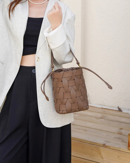 Kožený taupe bucket bag