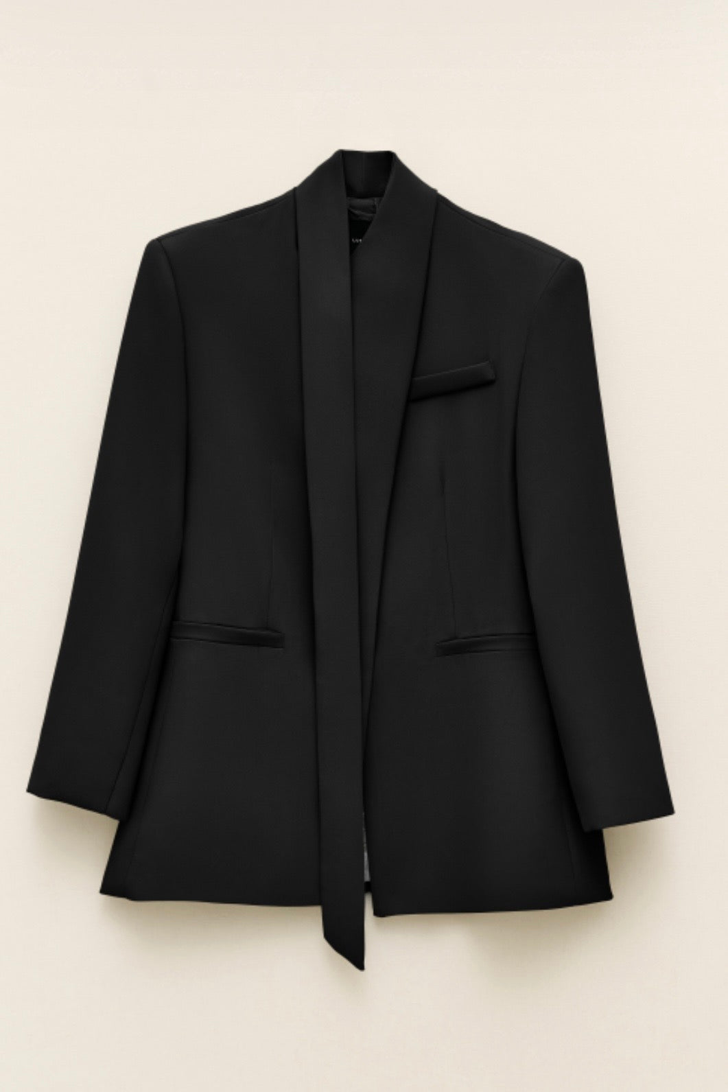 Černé sako s páskem