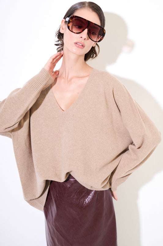 Béžový svetr do V s vysokým podílem vlny